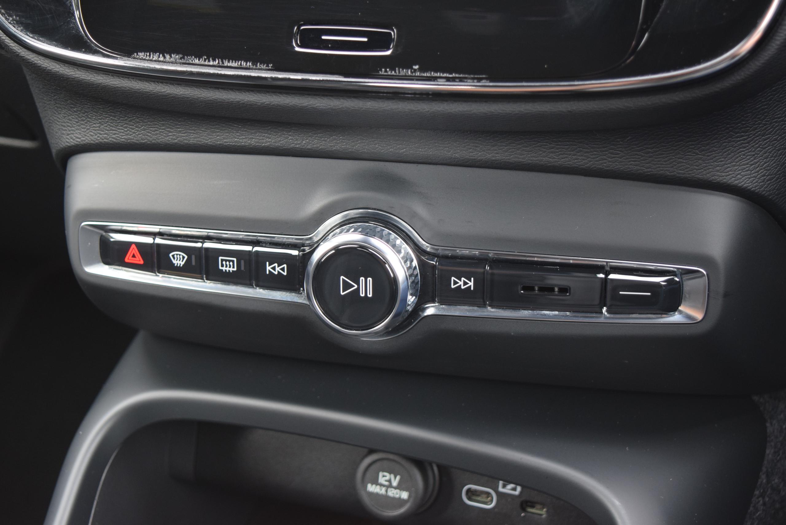 2026 VOLVO XC40 2.0 B4P Plus Dark 5dr Auto - vehicle photo 24 for sale on PureCar