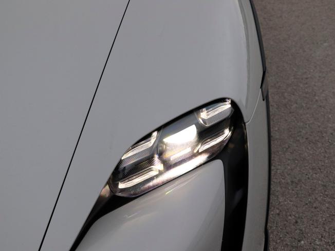 PORSCHE Taycan Photo 9