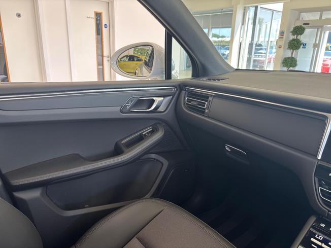 PORSCHE Macan Photo 44