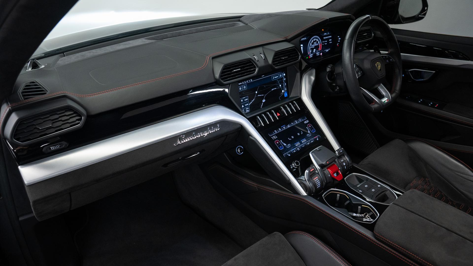 LAMBORGHINI Urus Photo 9cad4132-1ed1-41b3-ac84-0d002a6af90c.jpg