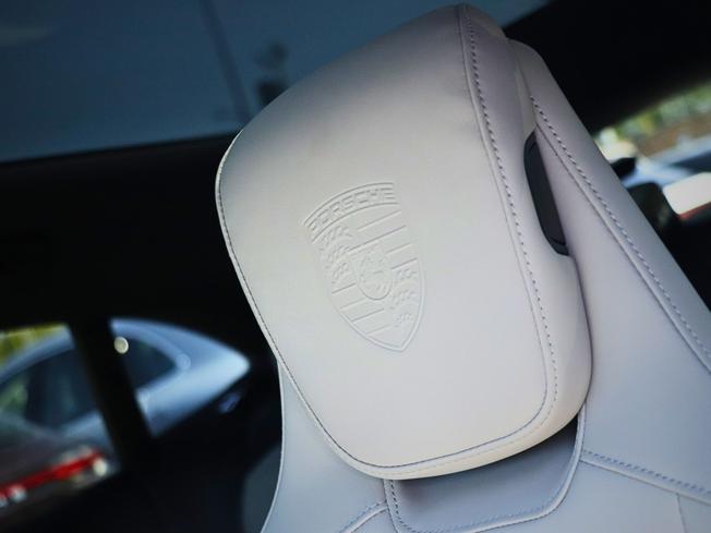 PORSCHE Taycan Photo 21