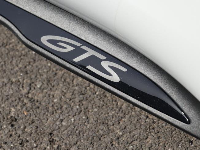 PORSCHE Taycan Photo 14