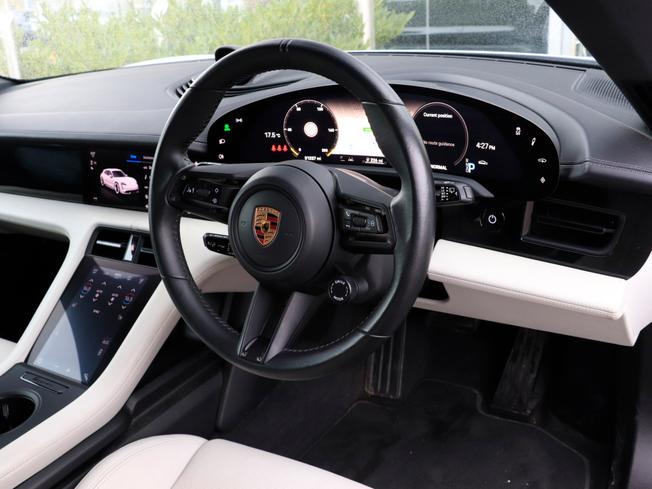 Porsche TAYCAN Photo 32