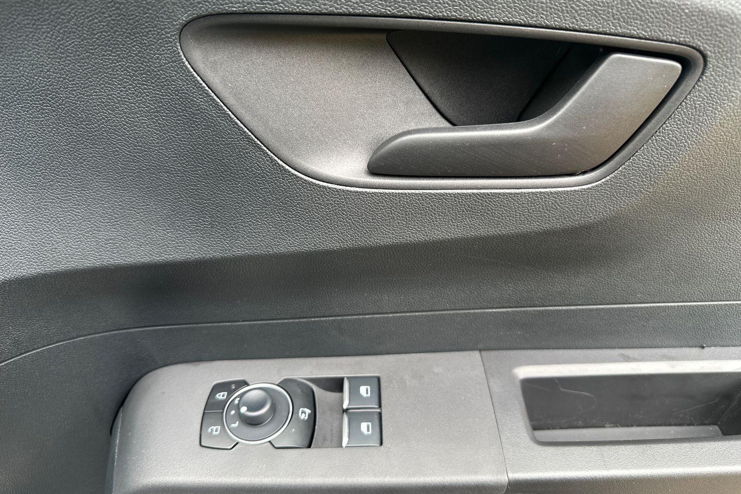 Ford E-TRANSIT COURIER Photo 26