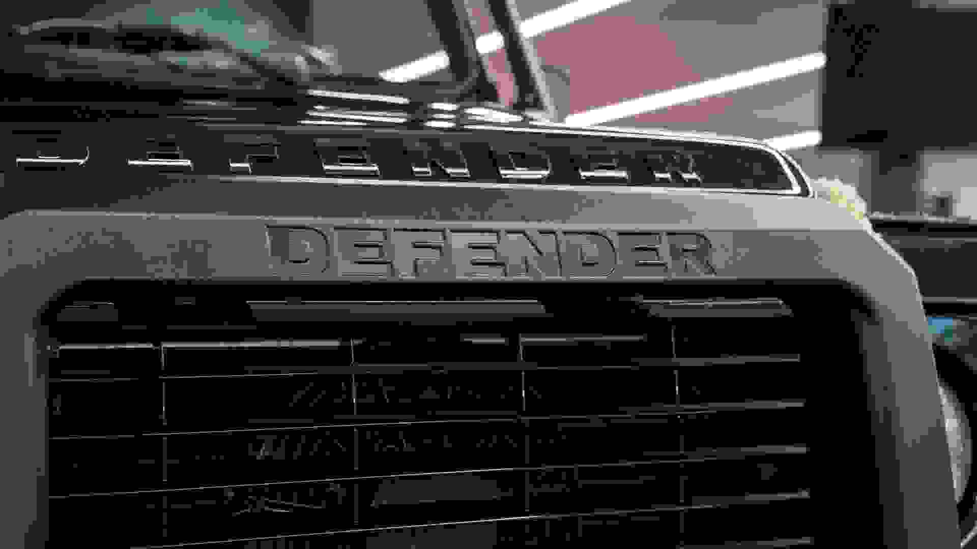 Land Rover Defender 110 Pick-Up Photo 9d628bb1-dc31-4897-9f27-6b75bb429f5c.jpg