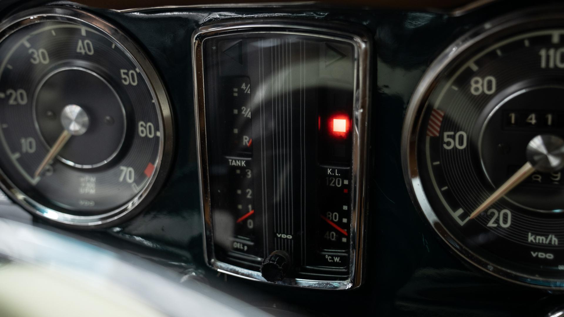 Mercedes-Benz 280 SL Photo 9d72170f-0e80-4b15-898b-533a2dec2ace.jpg