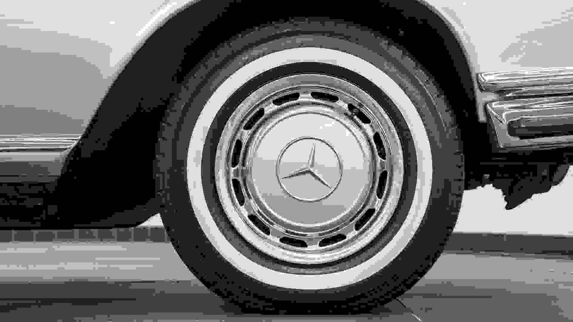 Mercedes-Benz 280SE Photo 9da143c0-35c2-4dc7-99ae-6cf071fe5bd2.jpg