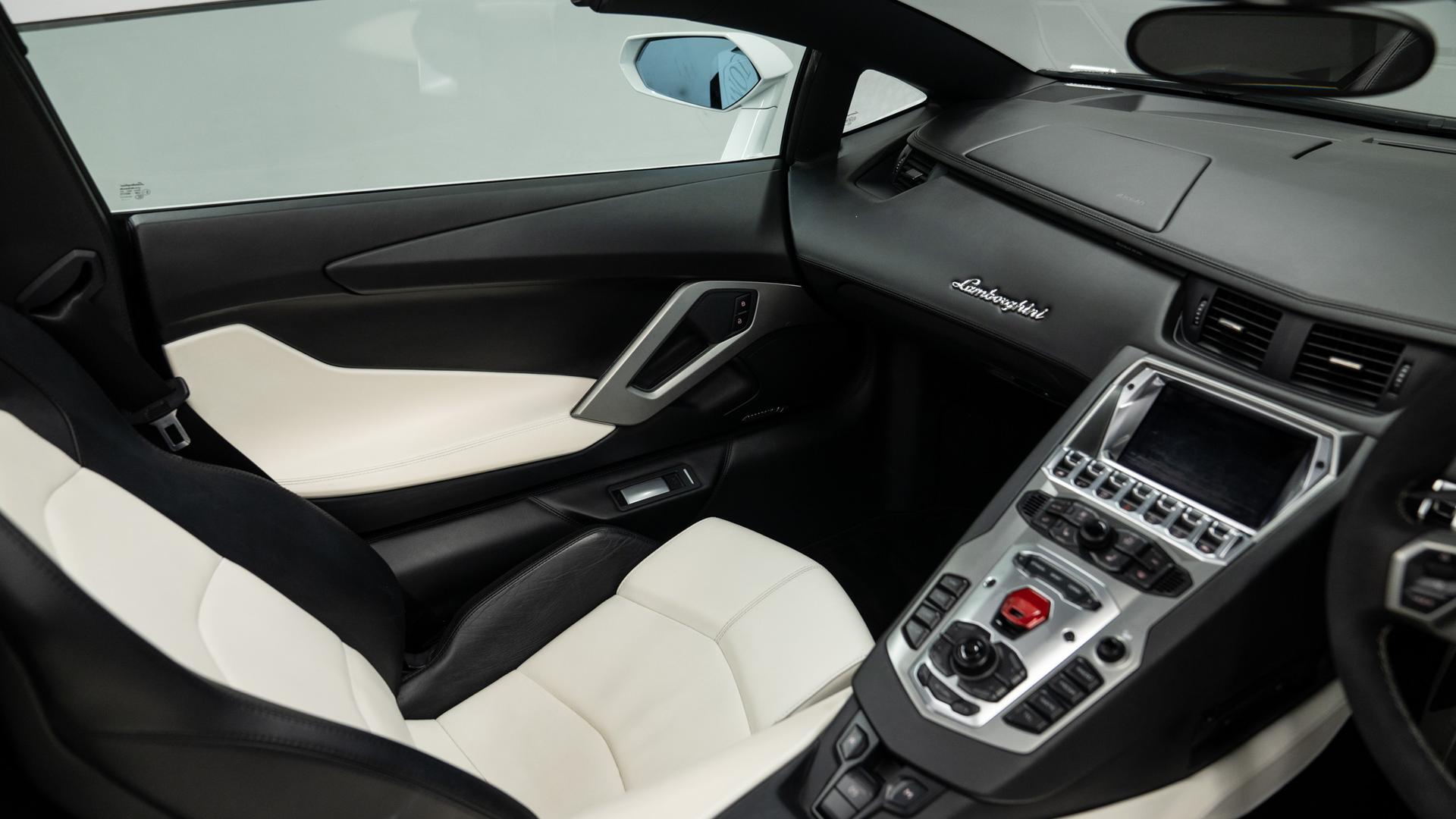 LAMBORGHINI Aventador Photo 9e46f211-67f1-4438-bbd4-fc21e17147ef.jpg