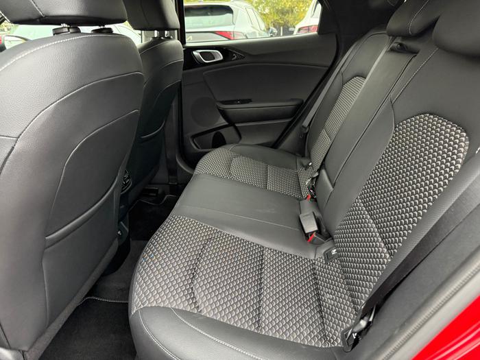 Kia XCeed T-GDi DCT in Infra Red £25,495