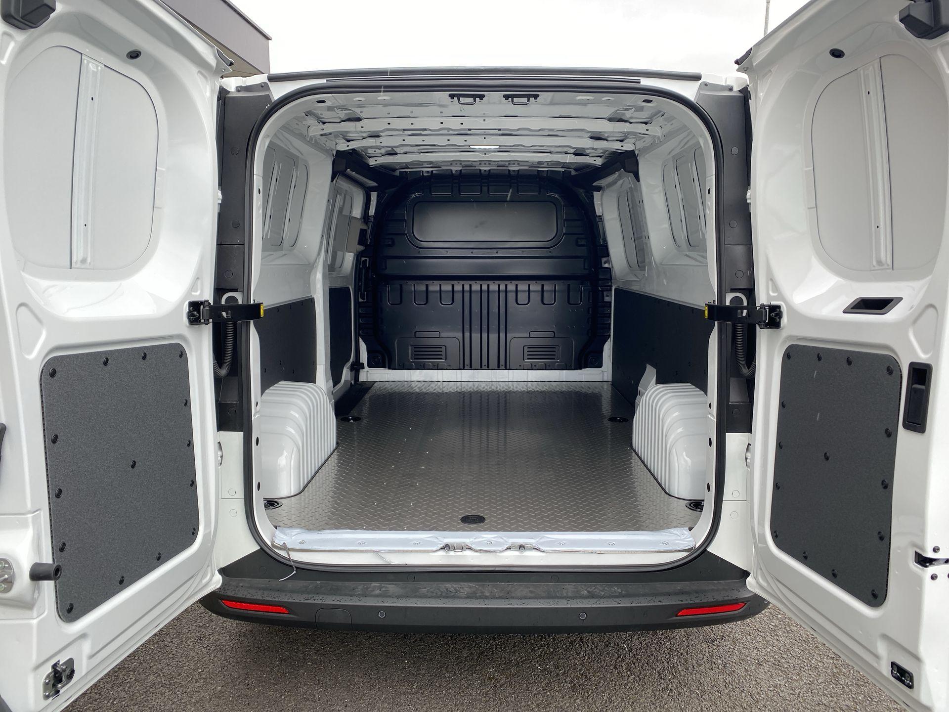 2026 MAXUS DELIVER 7 L2 FWD 2.0 D20 H1 150 - vehicle photo 7 for sale on PureCar