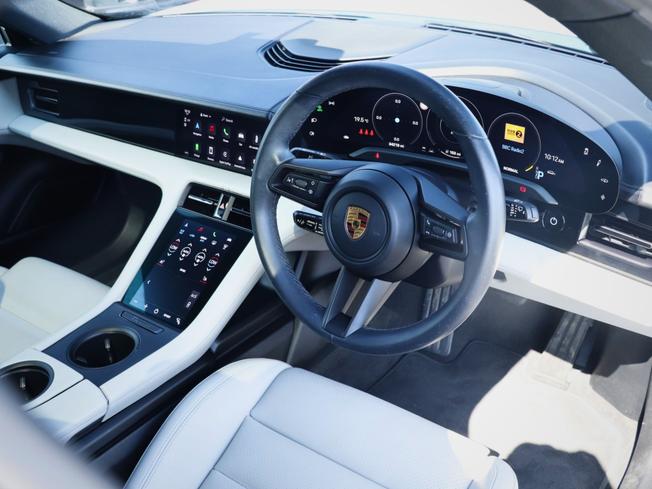 PORSCHE Taycan Photo 17
