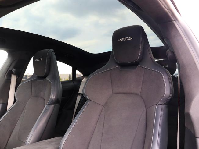 PORSCHE TAYCAN Photo 9