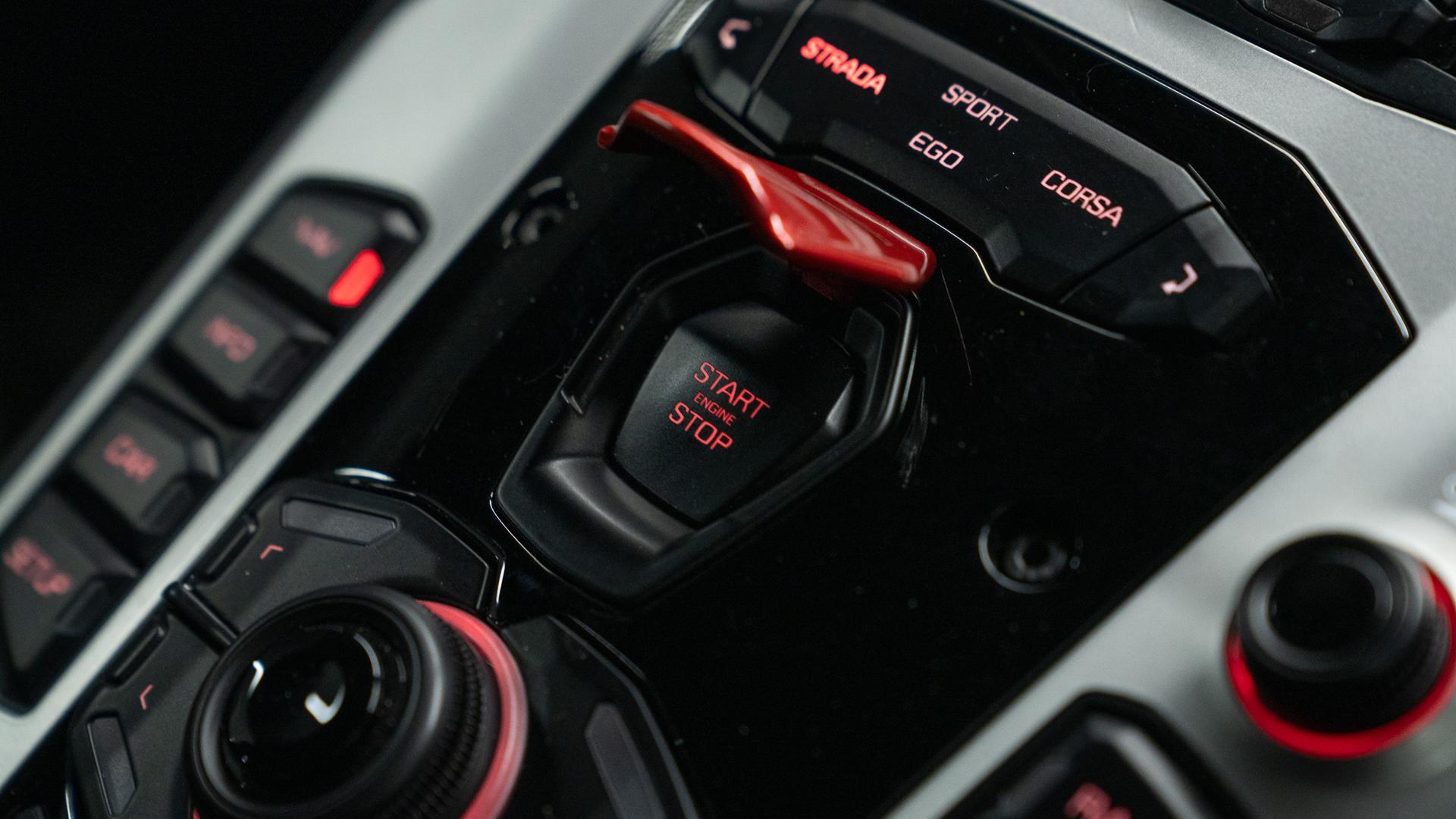 LAMBORGHINI Aventador Photo 9f734788-6c5b-4ecc-84b0-37d7132df627.jpg