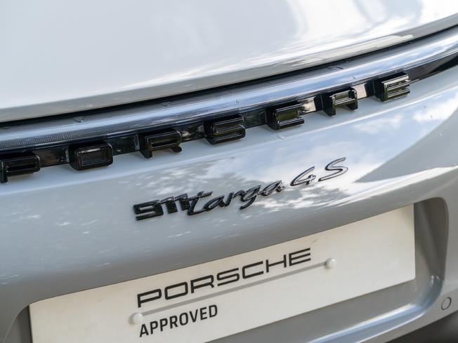 PORSCHE 911 Photo 17