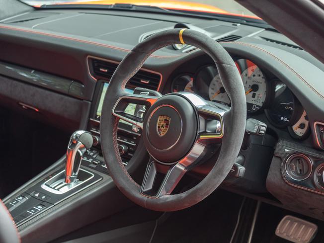 PORSCHE 911 Photo 8