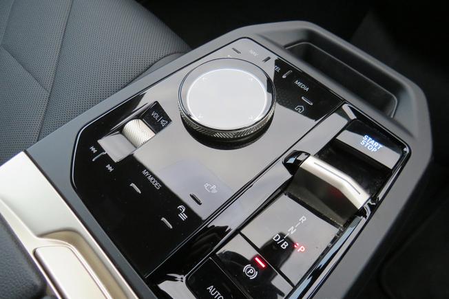 BMW Ix Photo 30