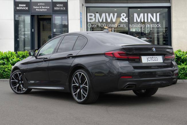 BMW 5 Series Photo 2