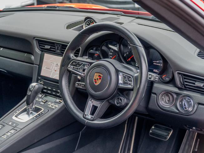PORSCHE 911 Photo 8