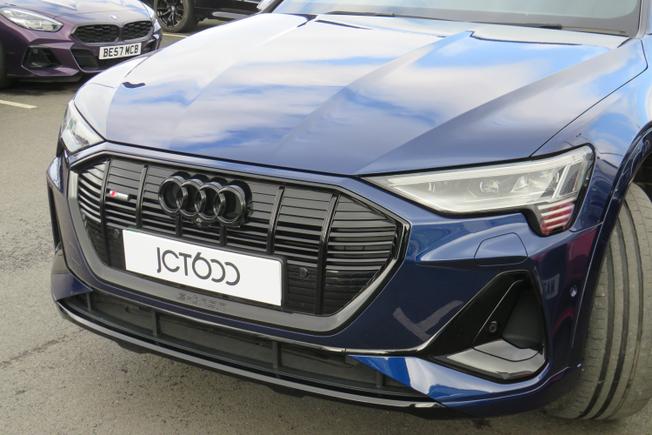 AUDI e-tron Photo 13