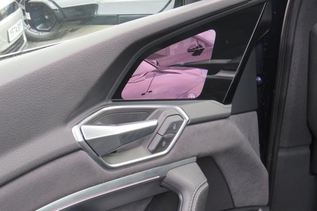 AUDI e-tron Photo 16