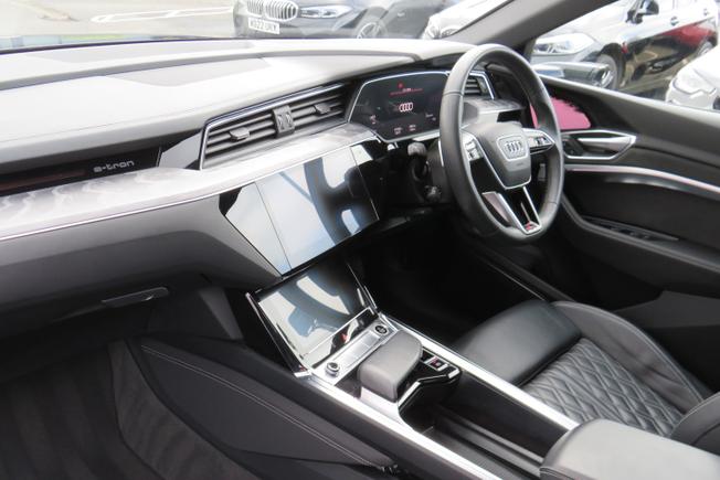 AUDI e-tron Photo 17