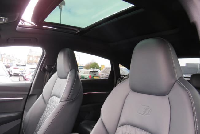 AUDI e-tron Photo 18