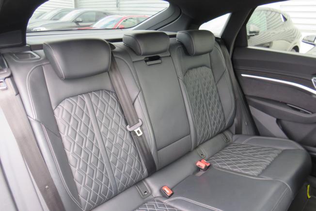 AUDI e-tron Photo 22
