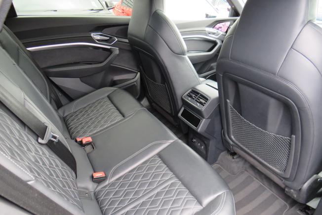 AUDI e-tron Photo 23