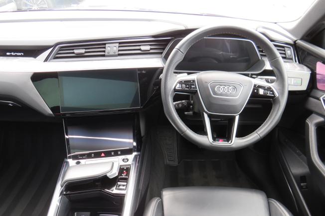 AUDI e-tron Photo 24