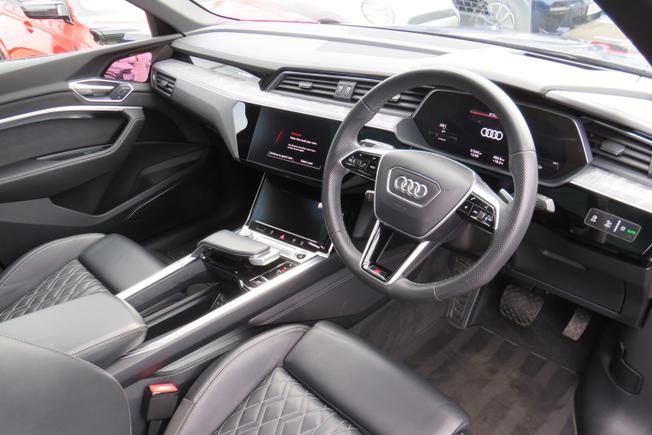AUDI e-tron Photo 25