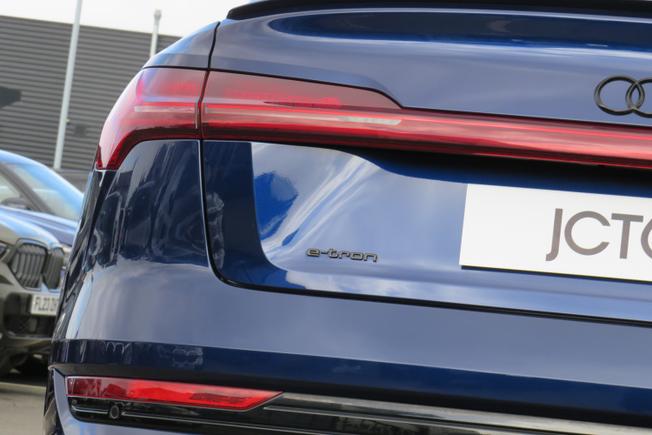 AUDI e-tron Photo 7