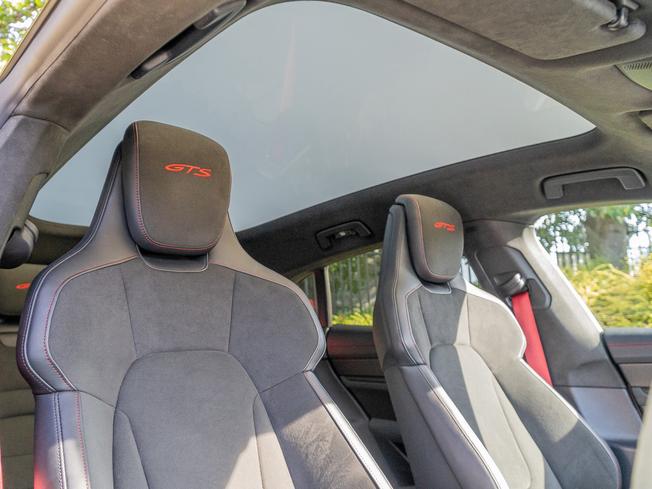 PORSCHE Taycan Photo 11