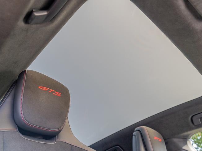 PORSCHE Taycan Photo 14