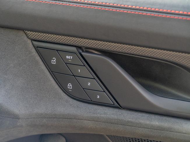 PORSCHE Taycan Photo 15