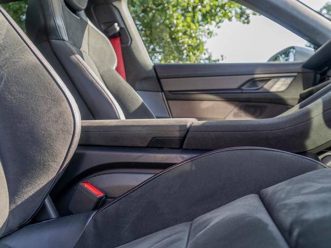 PORSCHE Taycan Photo 16