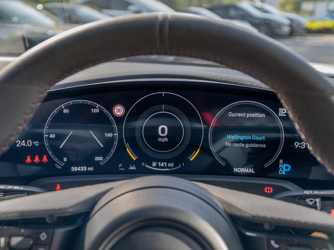 PORSCHE Taycan Photo 17