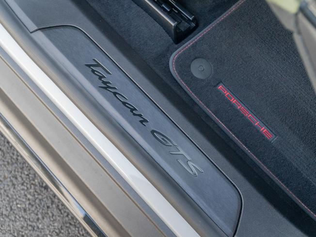 PORSCHE Taycan Photo 20