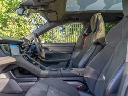 PORSCHE Taycan Photo 3