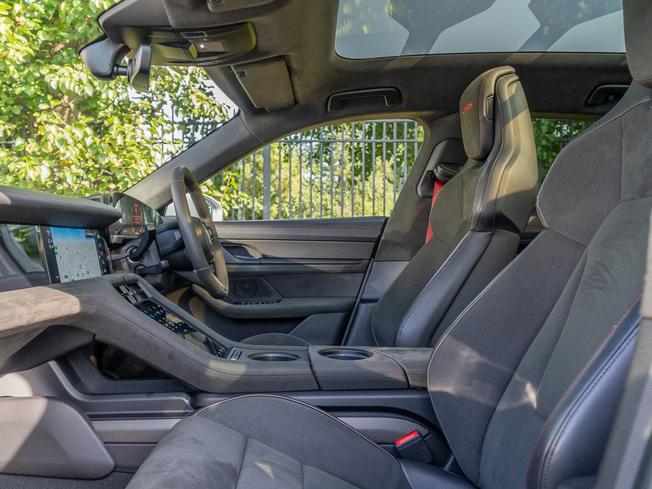 PORSCHE Taycan Photo 3