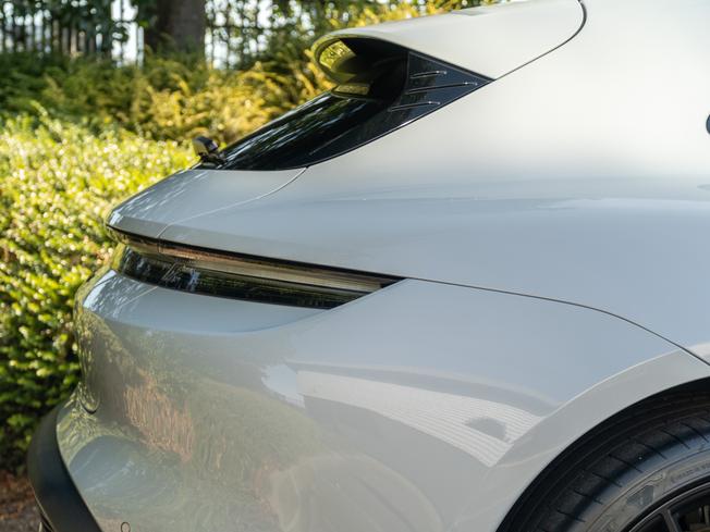 PORSCHE Taycan Photo 34