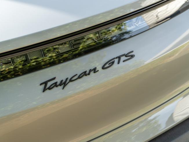 PORSCHE Taycan Photo 38