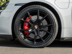 PORSCHE Taycan Photo 4