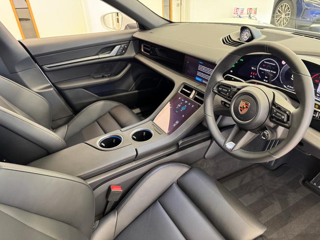 PORSCHE Taycan Photo 12