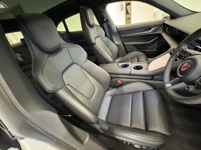 PORSCHE Taycan Photo 13