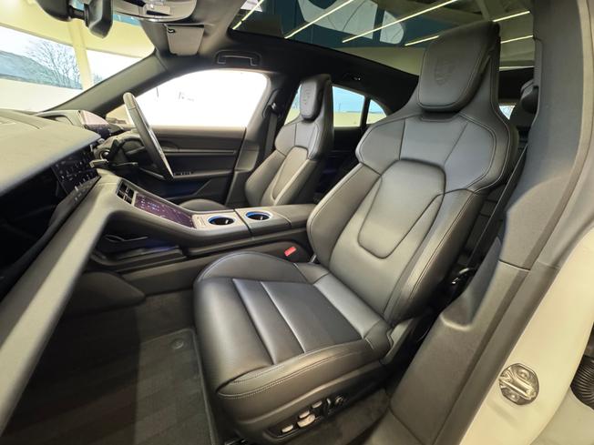 PORSCHE Taycan Photo 14