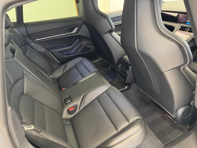 PORSCHE Taycan Photo 15
