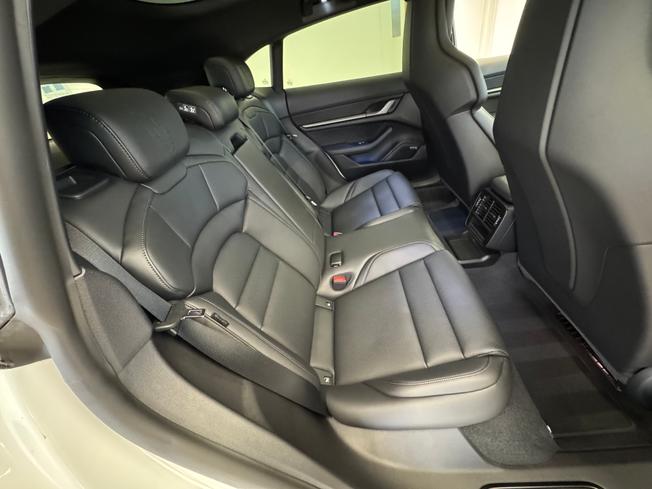 PORSCHE Taycan Photo 16