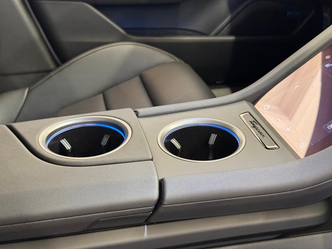 PORSCHE Taycan Photo 18