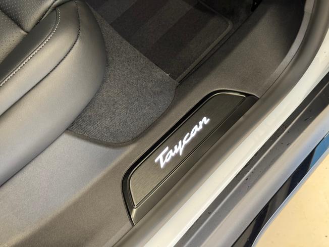 PORSCHE Taycan Photo 21