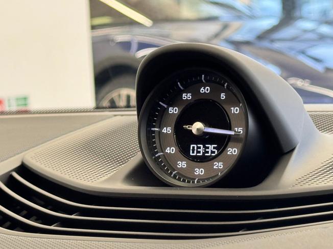 PORSCHE Taycan Photo 24